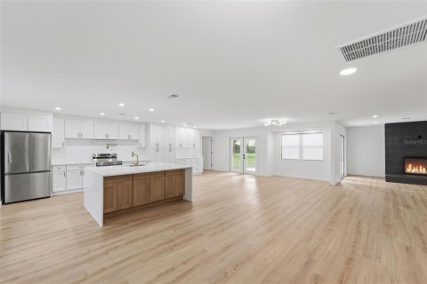 Casa en venta en Lake Mary, Florida, 4 dormitorios, 217.39 m2 № 2140581 - foto 3