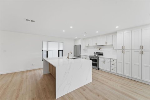 Casa en venta en Lake Mary, Florida, 4 dormitorios, 217.39 m2 № 2140581 - foto 11