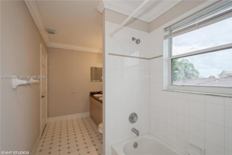 Villa ou maison à vendre à Miramar, Floride: 4 chambres, 324.04 m2 № 2360212 - photo 4