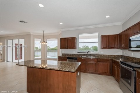 Villa ou maison à vendre à Miramar, Floride: 4 chambres, 324.04 m2 № 2360212 - photo 2
