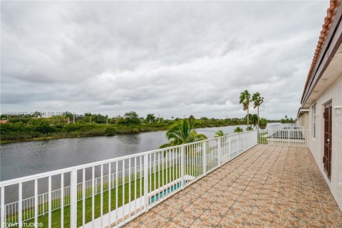 Villa ou maison à vendre à Miramar, Floride: 4 chambres, 324.04 m2 № 2360212 - photo 3