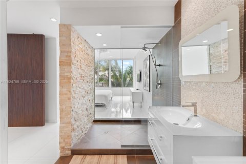 Condo in Miami Beach, Florida, 3 bedrooms  № 2076722 - photo 12