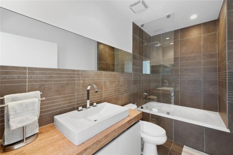 Condo in Miami Beach, Florida, 3 bedrooms  № 2076722 - photo 16