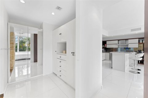 Condo in Miami Beach, Florida, 3 bedrooms  № 2076722 - photo 10