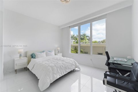 Condo in Miami Beach, Florida, 3 bedrooms  № 2076722 - photo 17