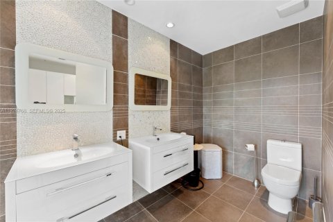 Condo in Miami Beach, Florida, 3 bedrooms  № 2076722 - photo 11