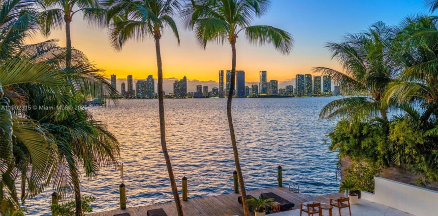 Дом в Майами-Бич, Флорида 3 спальни, 295.24м2 № 1963172