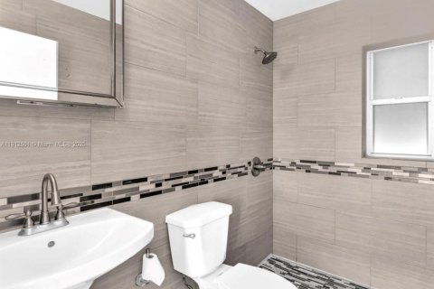 Casa en alquiler en Miami, Florida, 3 dormitorios, 154.12 m2 № 1968732 - foto 10