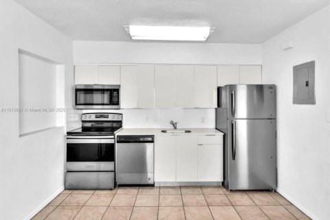 Casa en alquiler en Miami, Florida, 3 dormitorios, 154.12 m2 № 1968732 - foto 3
