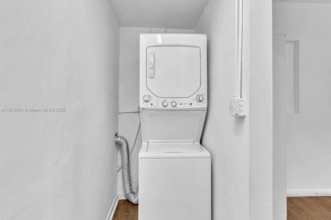 Casa en alquiler en Miami, Florida, 3 dormitorios, 154.12 m2 № 1968732 - foto 11