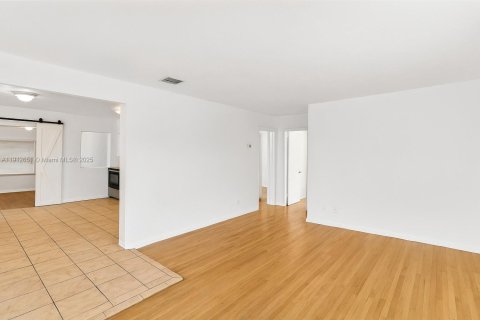 Casa en alquiler en Miami, Florida, 3 dormitorios, 154.12 m2 № 1968732 - foto 2