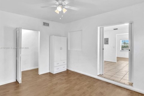 Casa en alquiler en Miami, Florida, 3 dormitorios, 154.12 m2 № 1968732 - foto 6