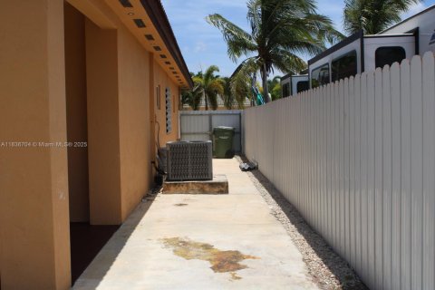 House in Homestead, Florida 4 bedrooms, 148.46 sq.m. № 1823850 - photo 7
