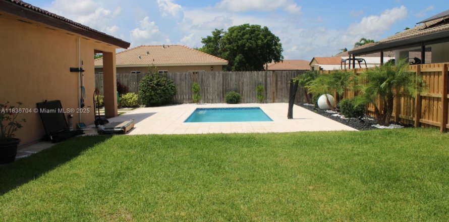 House in Homestead, Florida 4 bedrooms, 148.46 sq.m. № 1823850
