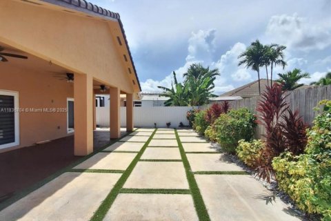 House in Homestead, Florida 4 bedrooms, 148.46 sq.m. № 1823850 - photo 10