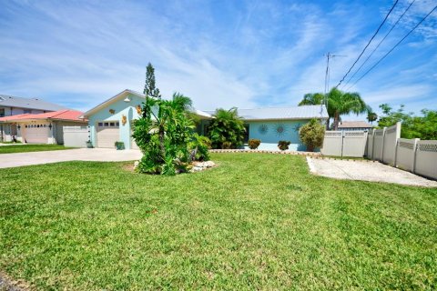 House in Hernando Beach, Florida 2 bedrooms, 103.86 sq.m. № 1913322 - photo 2
