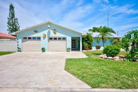House in Hernando Beach, Florida 2 bedrooms, 103.86 sq.m. № 1913322 - photo 1