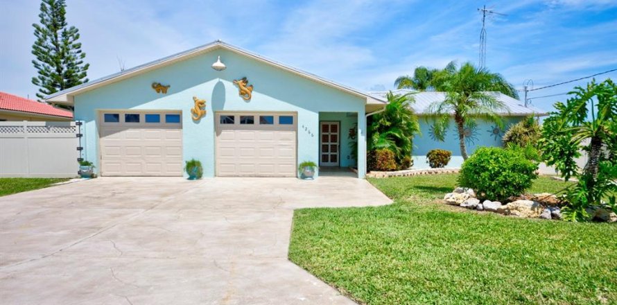 House in Hernando Beach, Florida 2 bedrooms, 103.86 sq.m. № 1913322