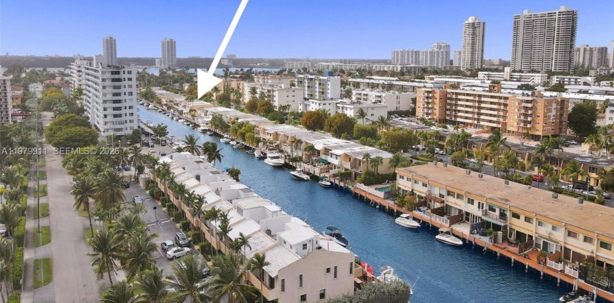 Touwnhouse à North Miami Beach, Floride 3 chambres, 138.05 m2 № 2046254