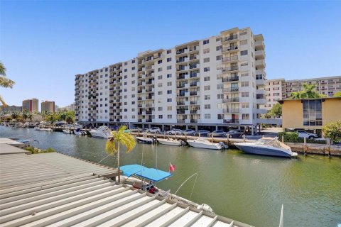 Touwnhouse à louer à North Miami Beach, Floride: 3 chambres, 138.05 m2 № 2046254 - photo 2