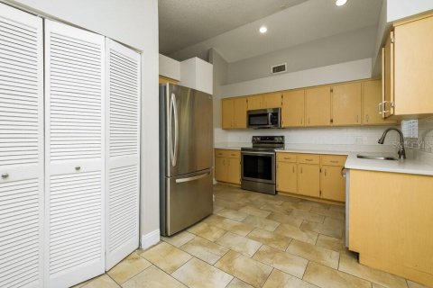 Casa en alquiler en Brandon, Florida, 3 dormitorios, 113.71 m2 № 2157275 - foto 6