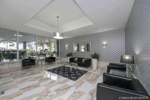 Condo in Miami Beach, Florida, 1 bedroom  № 2145941 - photo 13
