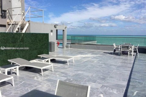 Condo in Miami Beach, Florida, 1 bedroom  № 2145941 - photo 2
