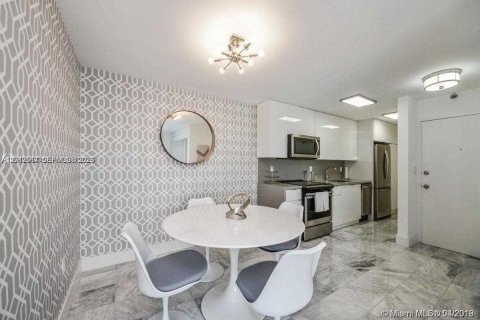 Condo in Miami Beach, Florida, 1 bedroom  № 2145941 - photo 4