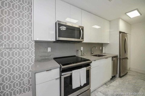 Condo in Miami Beach, Florida, 1 bedroom  № 2145941 - photo 3