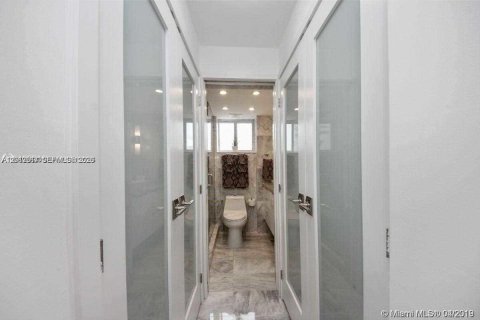 Condo in Miami Beach, Florida, 1 bedroom  № 2145941 - photo 9