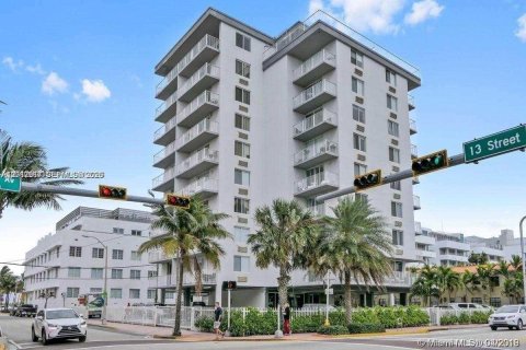 Condo in Miami Beach, Florida, 1 bedroom  № 2145941 - photo 12