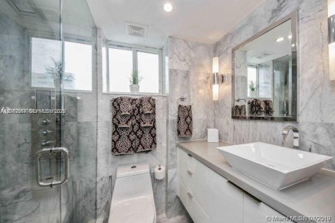 Condo in Miami Beach, Florida, 1 bedroom  № 2145941 - photo 10