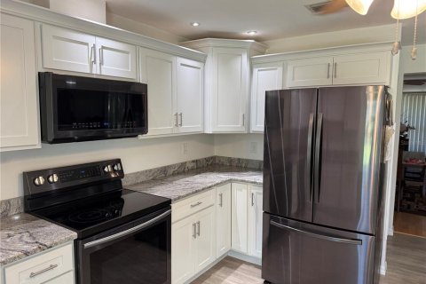 House in Ocala, Florida 3 bedrooms, 195.75 sq.m. № 1844408 - photo 13