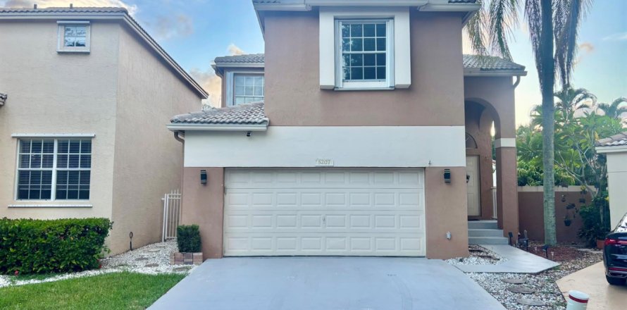 House in Coconut Creek, Florida 4 bedrooms, 192.12 sq.m. № 2321828