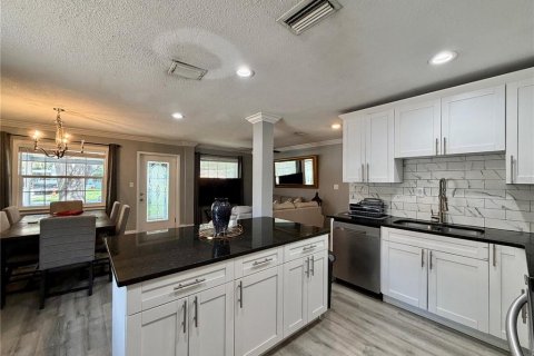 House in Tampa, Florida 3 bedrooms, 130.43 sq.m. № 2230846 - photo 6
