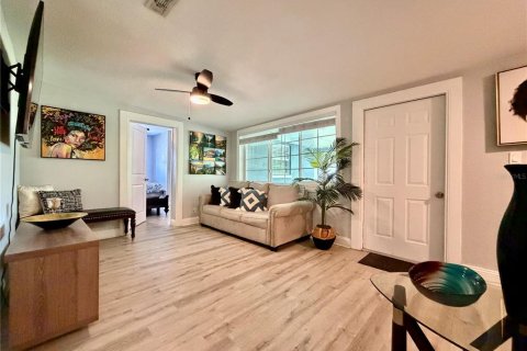 House in Tampa, Florida 3 bedrooms, 130.43 sq.m. № 2230846 - photo 11