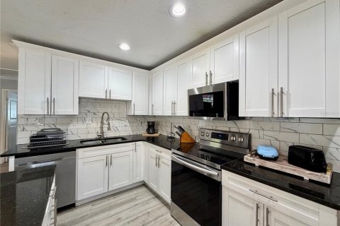 House in Tampa, Florida 3 bedrooms, 130.43 sq.m. № 2230846 - photo 5