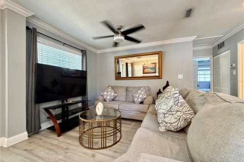 House in Tampa, Florida 3 bedrooms, 130.43 sq.m. № 2230846 - photo 8