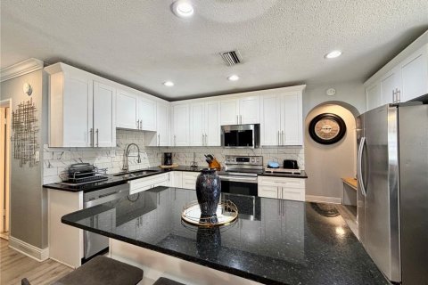 House in Tampa, Florida 3 bedrooms, 130.43 sq.m. № 2230846 - photo 4