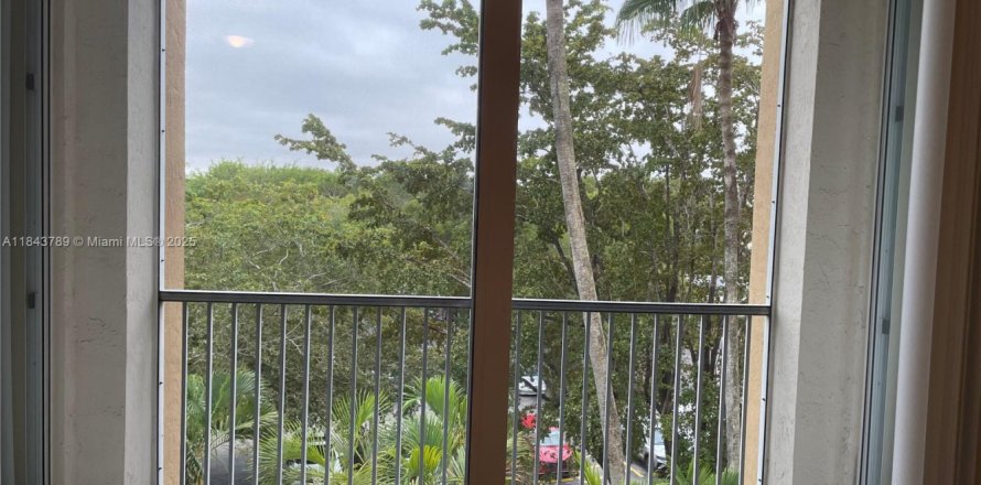 Condo in Doral, Florida, 2 bedrooms № 1839216