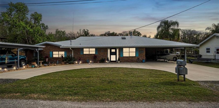 House in Astor, Florida 4 bedrooms, 252.79 sq.m. № 1521964