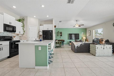 House in New Port Richey, Florida 3 bedrooms, 145.02 sq.m. № 2221936 - photo 11