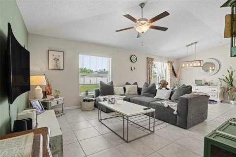 House in New Port Richey, Florida 3 bedrooms, 145.02 sq.m. № 2221936 - photo 14