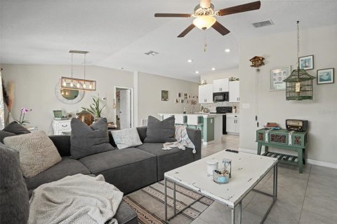 House in New Port Richey, Florida 3 bedrooms, 145.02 sq.m. № 2221936 - photo 15