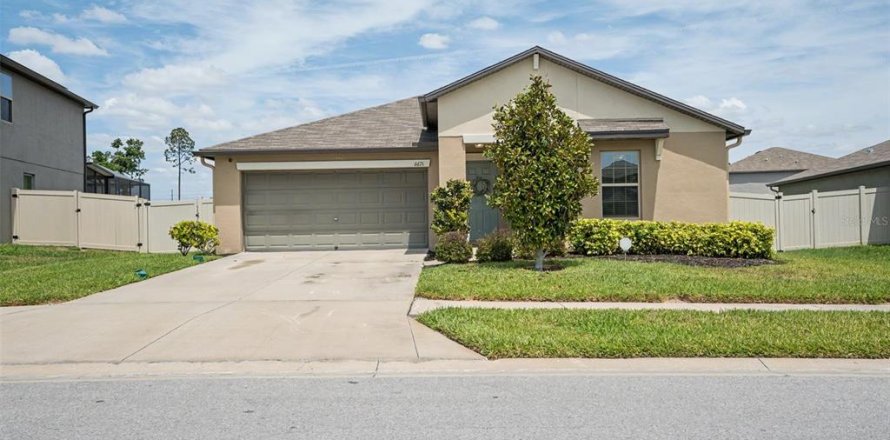 House in New Port Richey, Florida 3 bedrooms, 145.02 sq.m. № 2221936