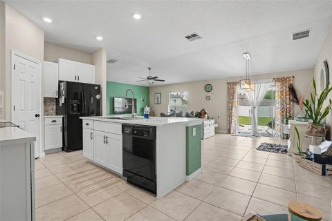 House in New Port Richey, Florida 3 bedrooms, 145.02 sq.m. № 2221936 - photo 8