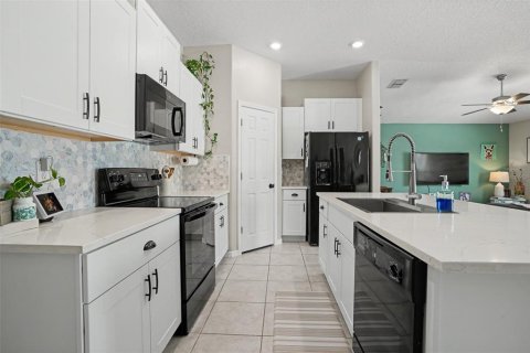 House in New Port Richey, Florida 3 bedrooms, 145.02 sq.m. № 2221936 - photo 9