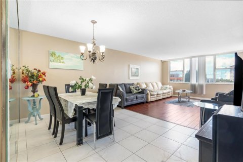Condo in Hallandale Beach, Florida, 1 bedroom  № 2178774 - photo 7
