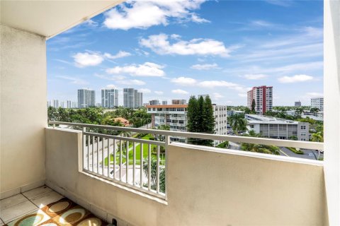 Condo in Hallandale Beach, Florida, 1 bedroom  № 2178774 - photo 16