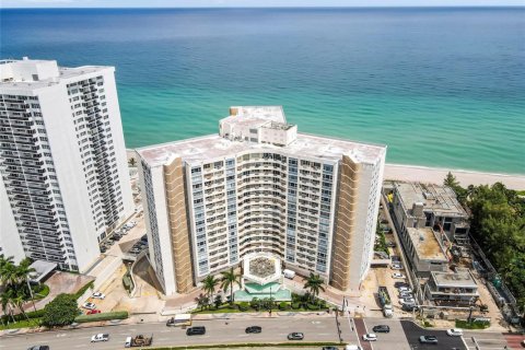 Condo in Hallandale Beach, Florida, 1 bedroom № 2178774